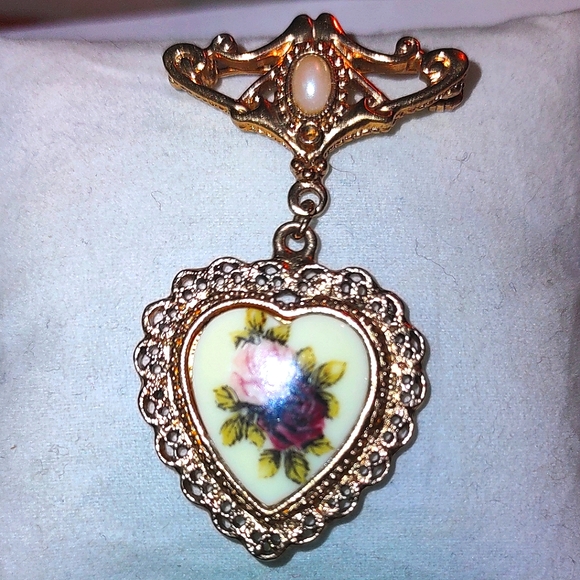 1928 Dangling Gold Floral Heart Brooch - Picture 6 of 9